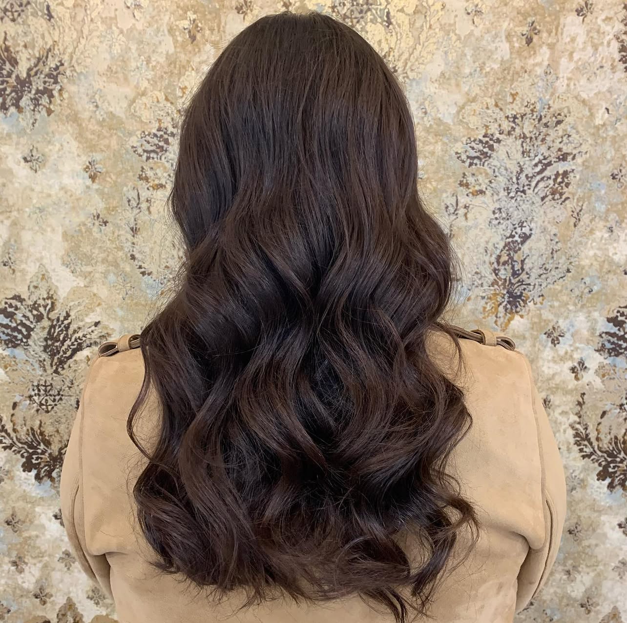 Glossy Waves in tiefem Schokobraun