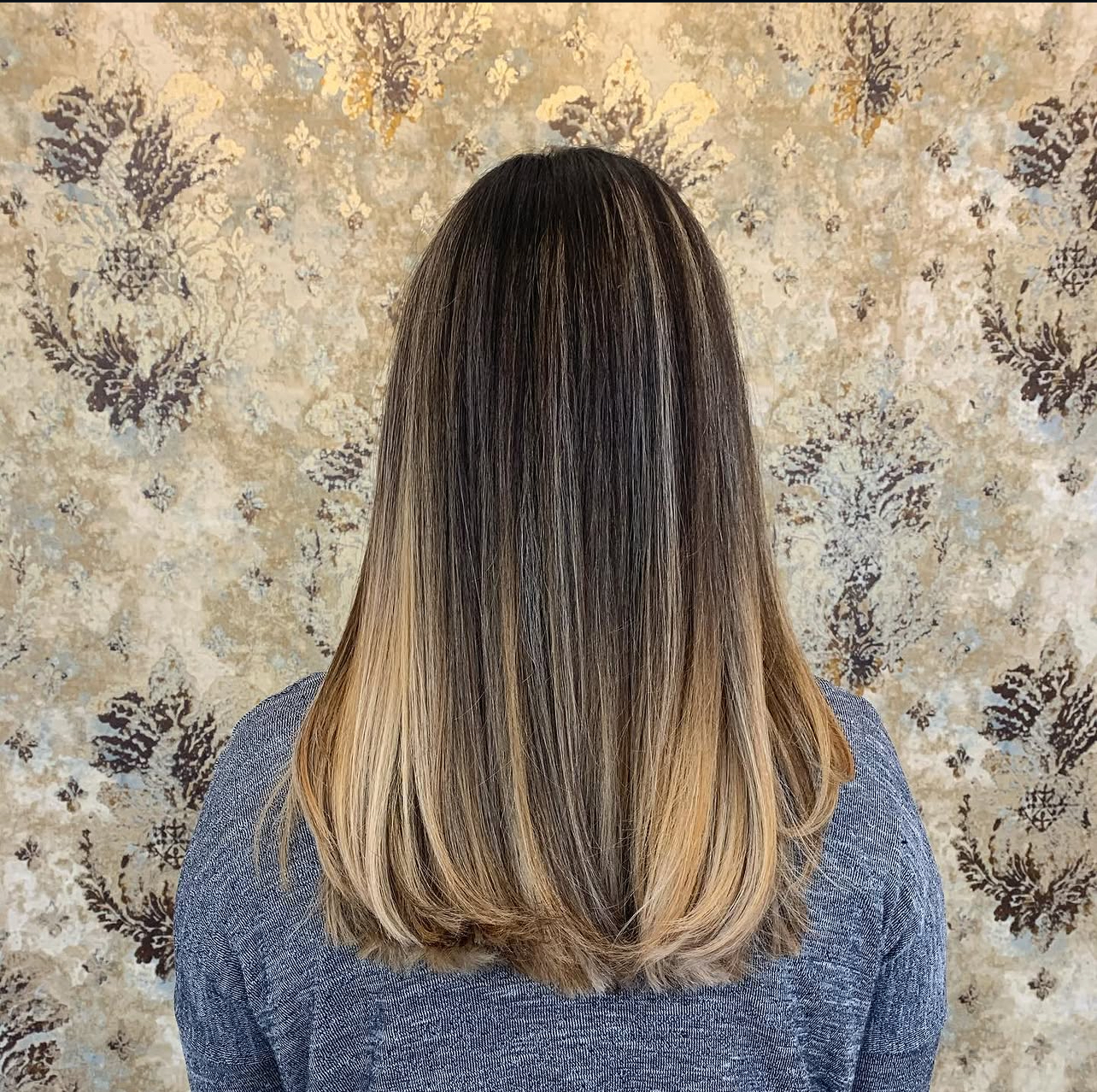 Sleek Long Bob mit Blond-Spitzen