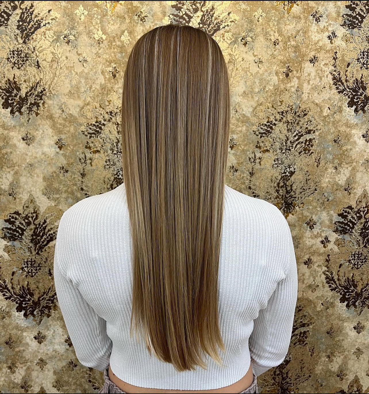 Sandblonde Balayage, glatt gestylt
